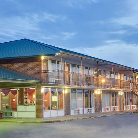 Days Inn By Wyndham Newport Buitenkant foto