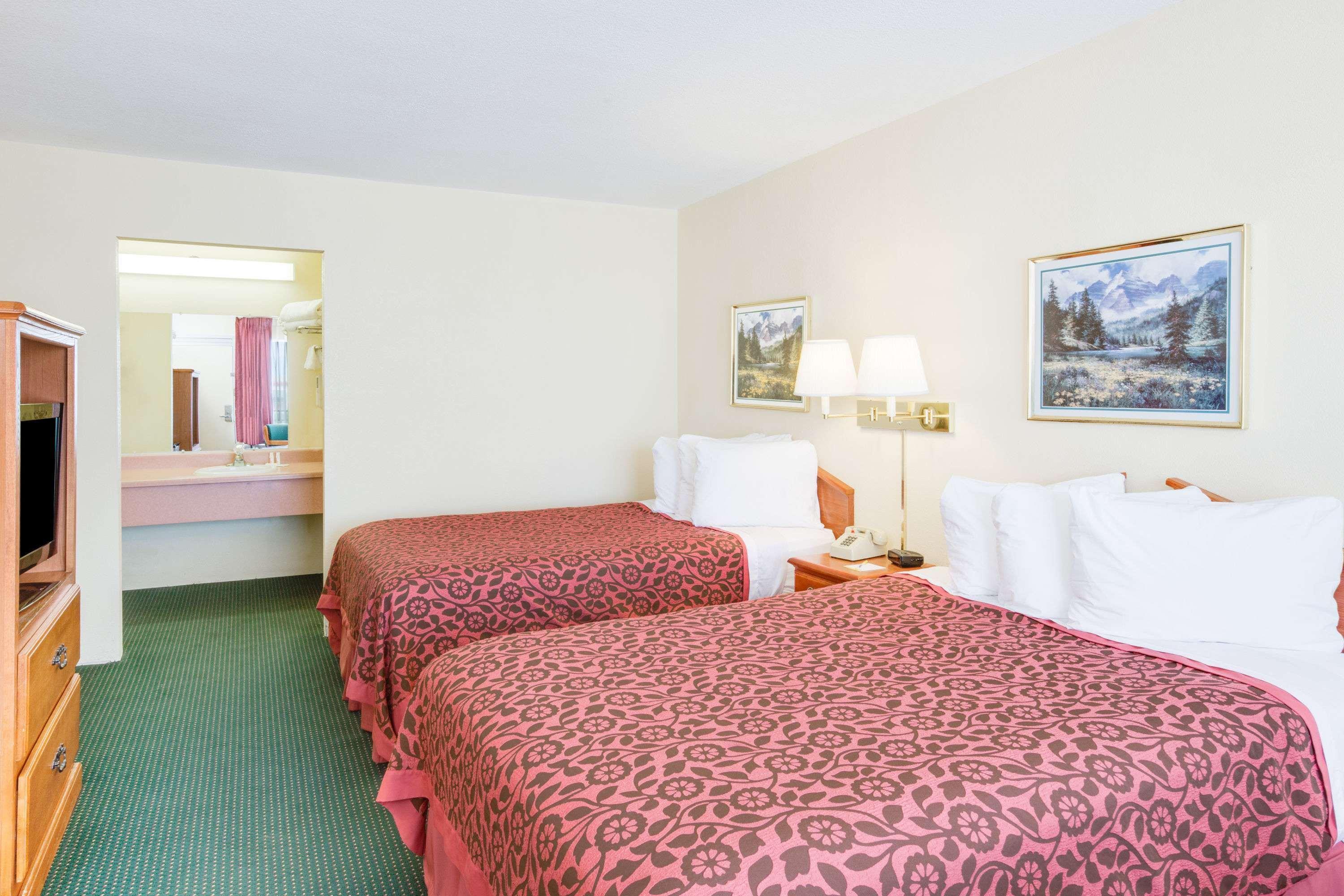 Days Inn By Wyndham Newport Buitenkant foto