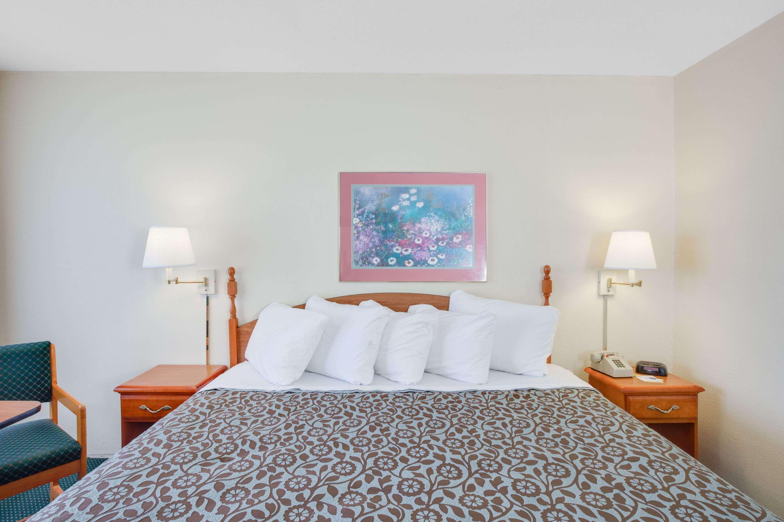 Days Inn By Wyndham Newport Buitenkant foto