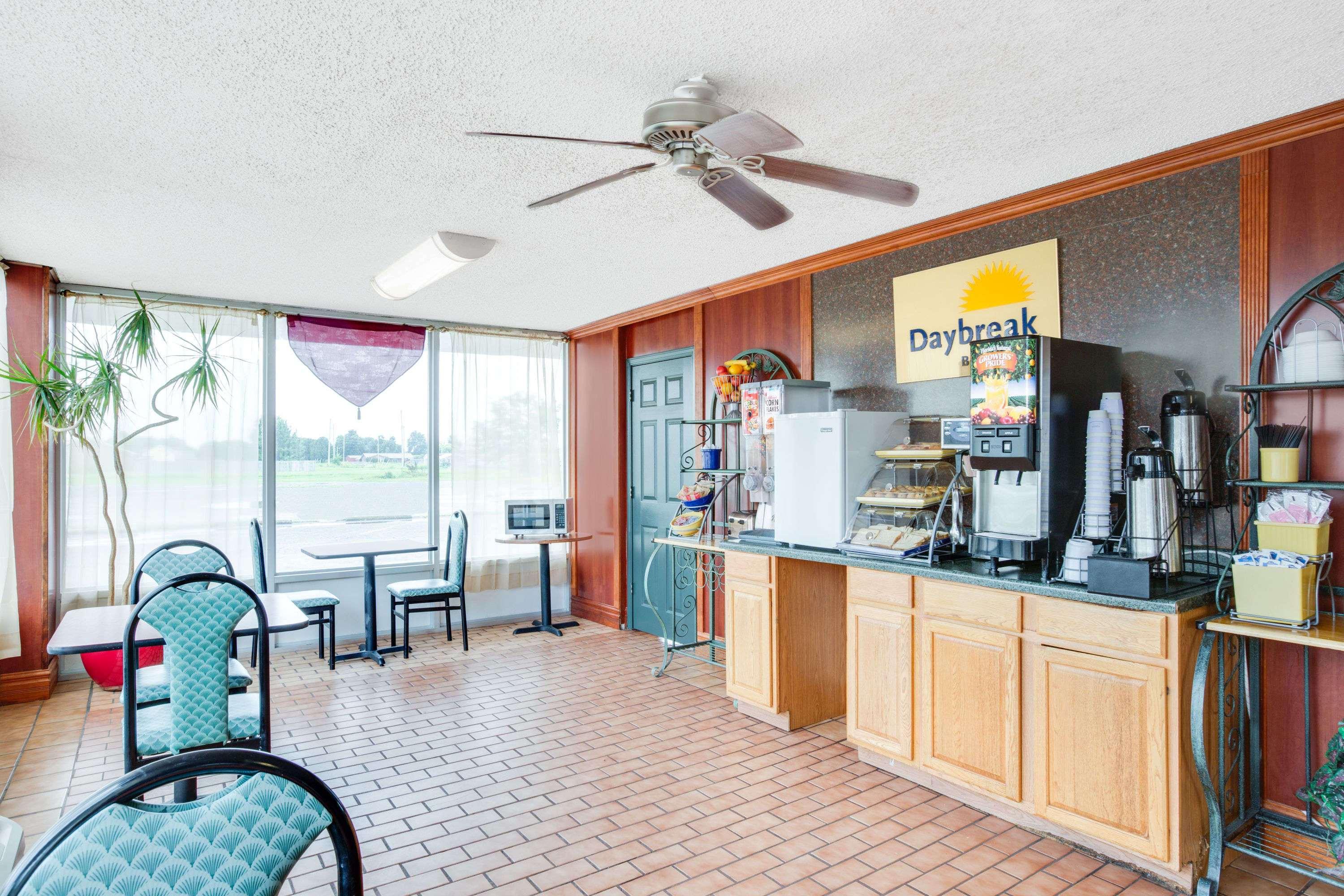 Days Inn By Wyndham Newport Buitenkant foto