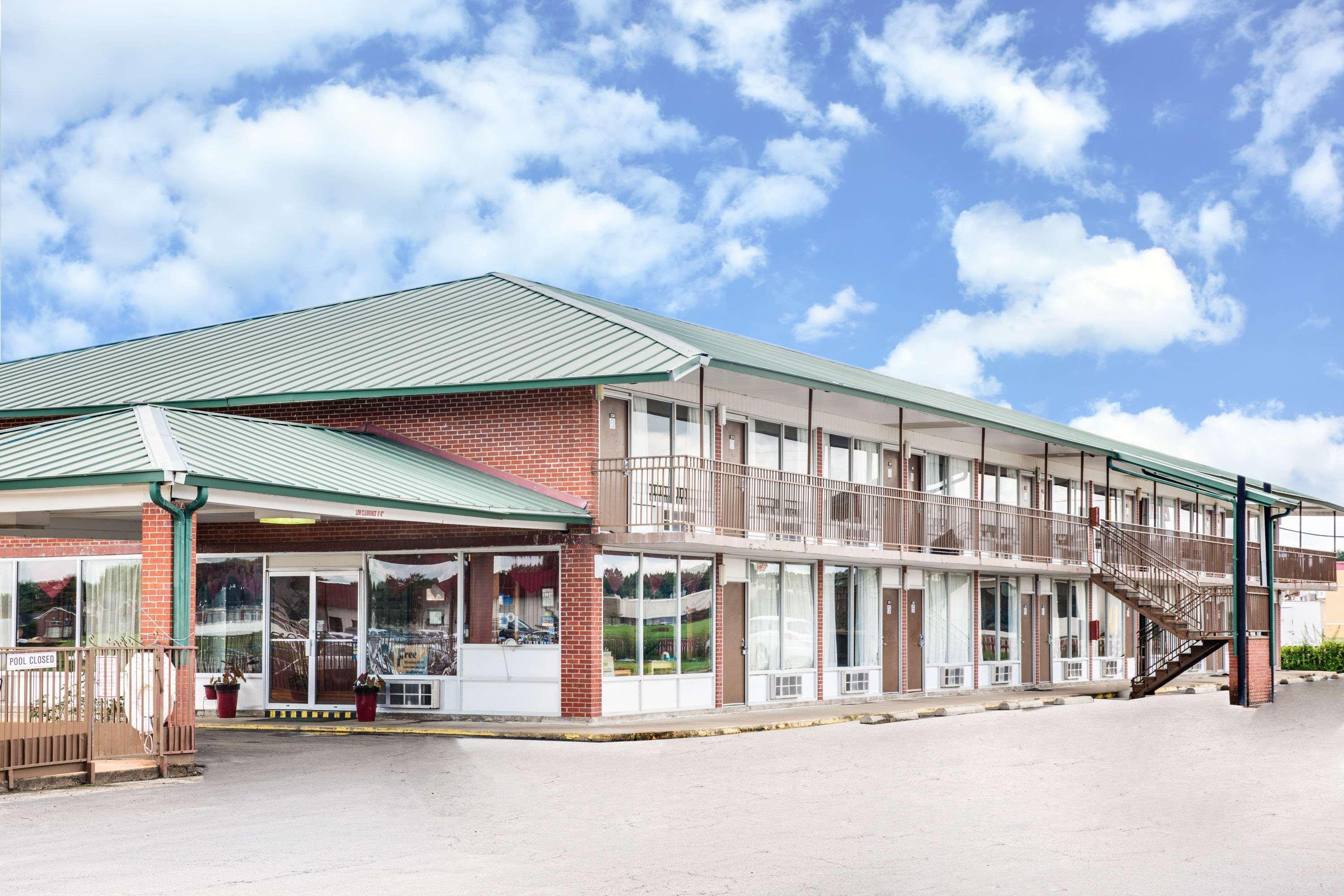 Days Inn By Wyndham Newport Buitenkant foto
